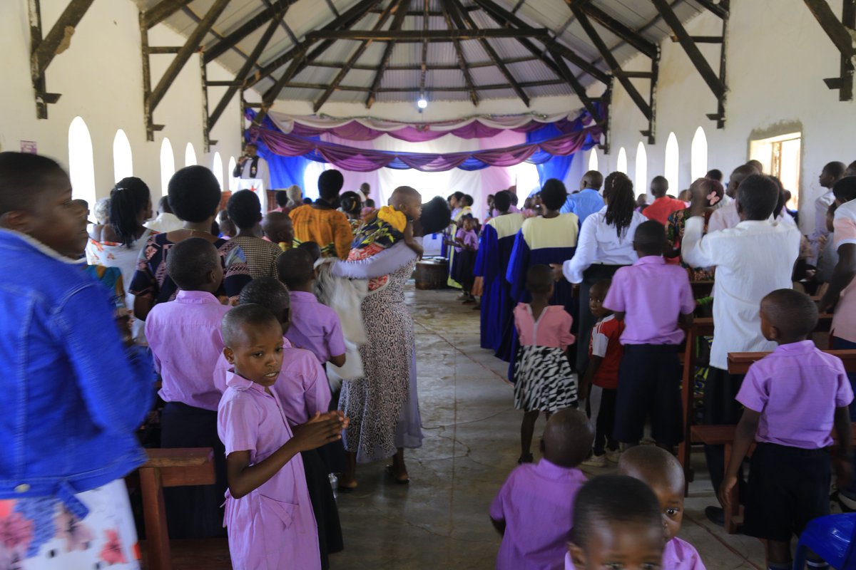 SamuelTayariWes's tweet photo. Rwembirizi Primary School is holding a fundraising drive at Rwembirizi Church of Uganda in Nyakyera, Ntungamo District, to raise funds for the construction of a three-classroom block and a staff block. https://t.co/WLHpyesPoZ