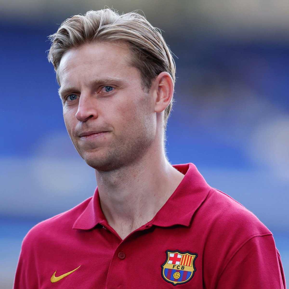 TouchlineX's tweet photo. 🚨 𝗕𝗥𝗘𝗔𝗞𝗜𝗡𝗚: Tensions are GROWING between Barcelona and Frenkie de Jong over his ongoing knee problems.

Frenkie de Jong is REFUSING SURGERY, while Barça believe his current treatment has failed and are PUSHING him to undergo an operation.

The club also suspect Frenkie de Jong protected himself last season in order to be fit for the World Cup, while there is further disagreement over his recovery timeline, which Barça believe has already gone well beyond schedule.

Hansi Flick is growing increasingly IMPATIENT and wants clarity on the situation as soon as possible.

— @sport