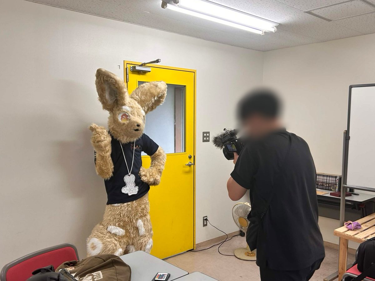 takku_2021's tweet photo. まさか自分の立ち上げたサークルが地元のローカル番組とはいえ、紹介されることになるなんて思ってなかったから本当に嬉しい限りです。

リアタイでびっつくん見れなかったので、部員が撮ってくれたびっつくんがカメラマンに撮影されている様子を載せておきます🐾 https://t.co/m5U8x4WgsD