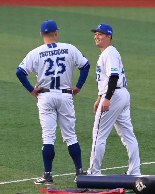 kujirabay's tweet photo. ①昨日のハイライトをビジョンで見るツツマキ
②サヨナラのどさくさでつっつのユニを脱がそうとしてたのがバレてシバかれるマキちゃまw https://t.co/ltTX43NvtD