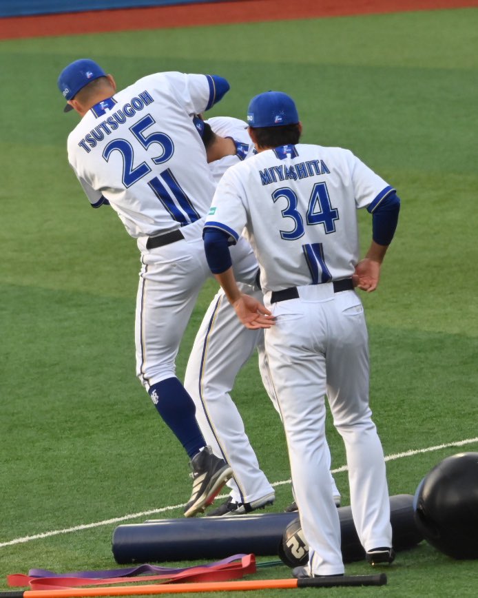 kujirabay's tweet photo. ①昨日のハイライトをビジョンで見るツツマキ
②サヨナラのどさくさでつっつのユニを脱がそうとしてたのがバレてシバかれるマキちゃまw https://t.co/ltTX43NvtD