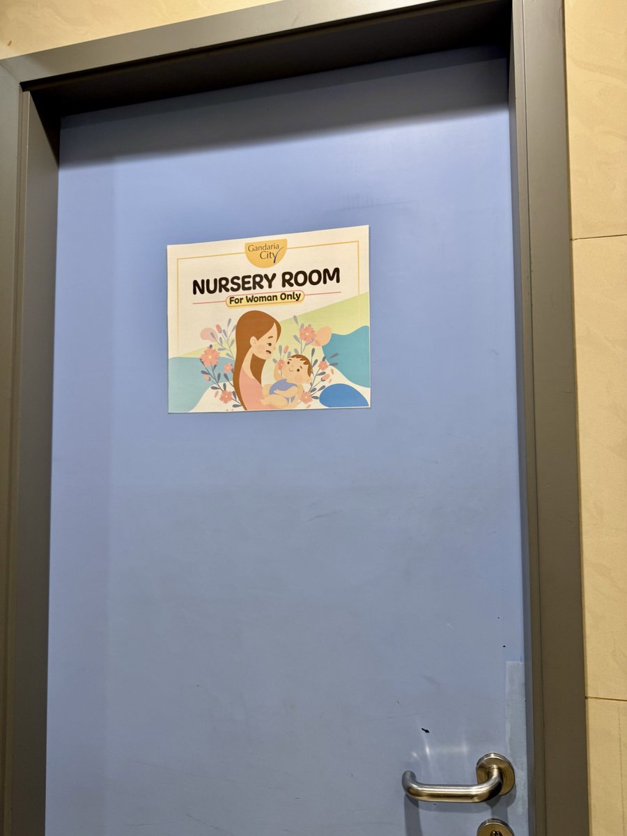 AlyaSafiraxjb98's tweet photo. Maaf ya, ditoilet laki ga ada tempat buat ganti popok bayik. Jadi mau ga mau kudu disini.

Sebelum masuk, minta tolong ke buibu yang ada di sekitar buat ngecekin ada busui atau ada buibu lainnya.
Setelah ganti pempers, bayik senang 👶🏻

Semoga ada tempat khusus buat ganti popok yang ga di gabungin sama laktasi, jadi bisa dampingin/ bantuin dan ga melanggar peraturan yang berlaku.