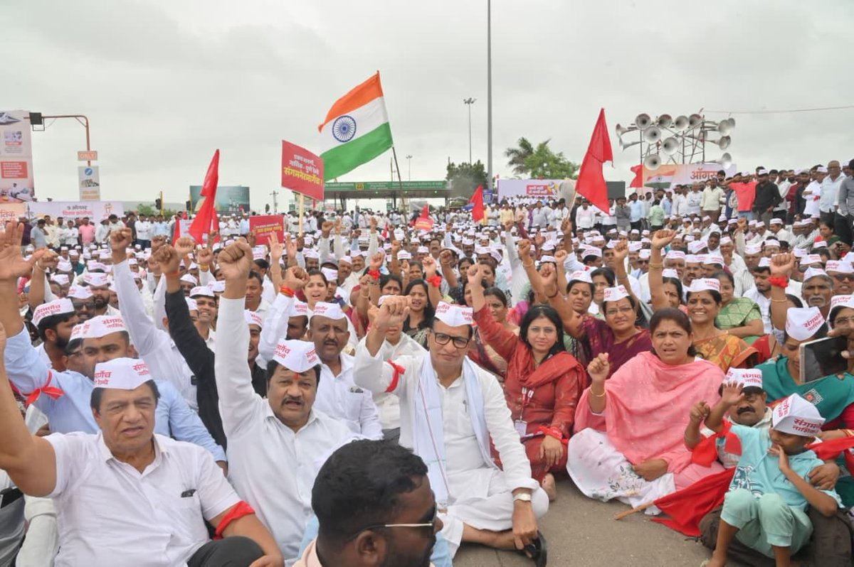 Marathi_rash's tweet photo. नाशिक–पुणे सरळमार्गी रेल्वेसाठी आंदोलन!

हजारो नागरिकांनी रस्त्यावर उतरून नाशिक पुणे रेल्वेसाठी चक्कजाम आंदोलन केले

या रेल्वेसाठी मंजुरी मिळाली, जमीन अधिग्रहण झाले,अचानक तांत्रिक कारणे दाखवत हा प्रकल्प रद्द करण्यात आला..याविरोधात आज लोक रस्त्यावर उतरली..

#नाशिकपुणेरेल्वे #चक्काजामआंदोलन