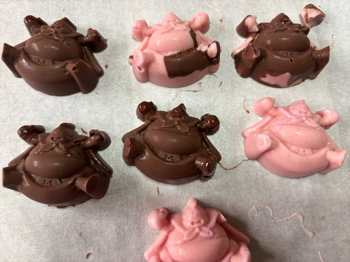 kokecoco28's tweet photo. チョコになっちゃえ！！

型抜きチョコ難しいね…🍫🍫チケット https://t.co/CTUqWaHhfv