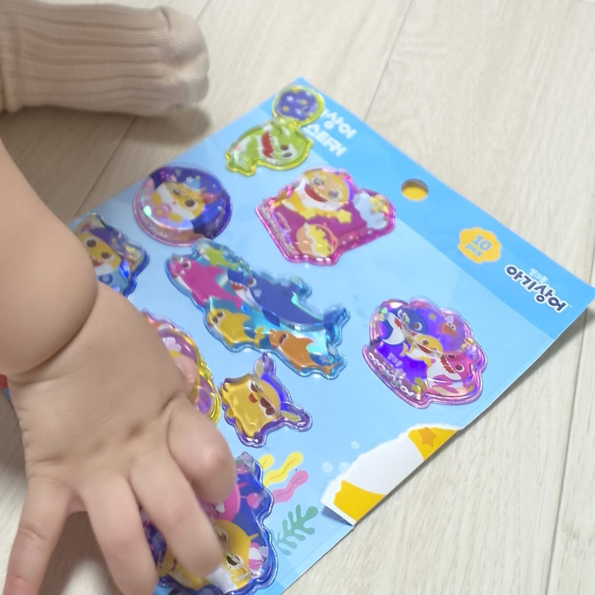 every_nt's tweet photo. 本屋さんで見つけた可愛いベイビーシャークのシール🩵
なかなか日本じゃ売ってないんじゃないかな？
べべフィンバージョンもありました☺️

#韓国在住　#在韓ママ　#育児 https://t.co/zrHOYqnQ4j