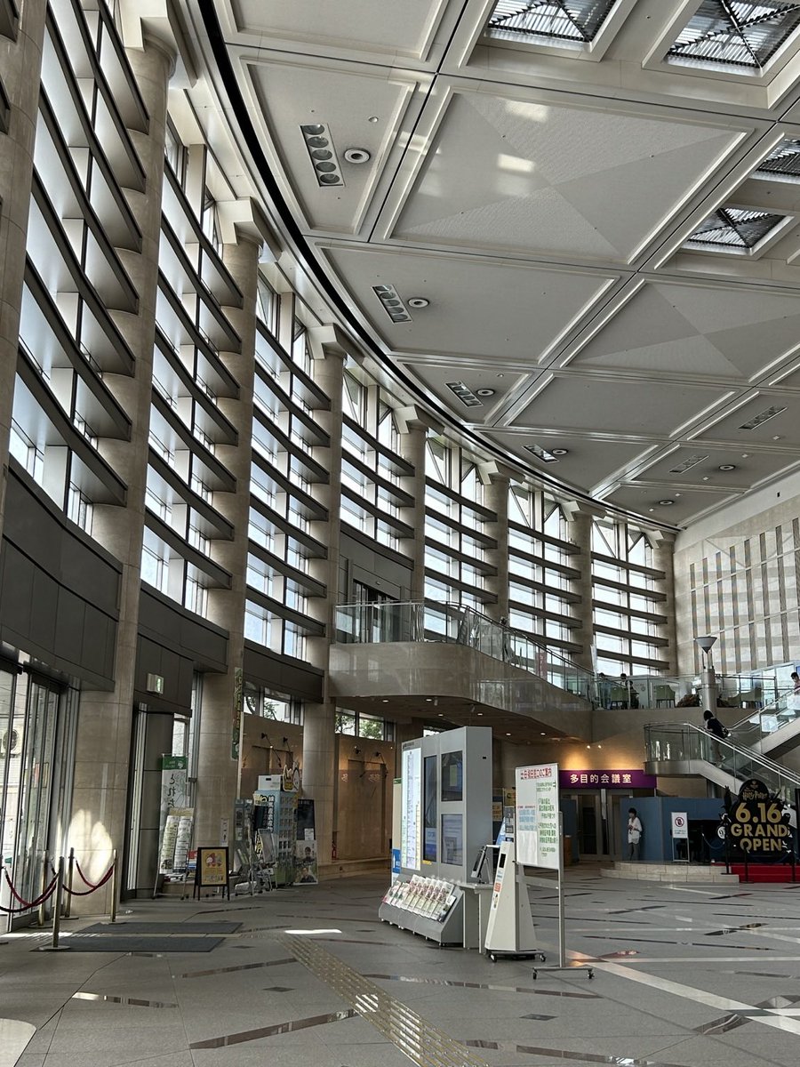 tadanowanwan's tweet photo. ちなみに、練馬区役所、区役所とは思えないほど立派。
広大な吹き抜けロビーには、グランドピアノやからくり時計まである。 https://t.co/OmooNWs8wk