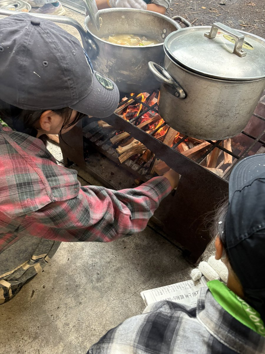 adachi_junior's tweet photo. 16:00頃〜
みんなで夕食作りです🍴

先程の雨で薪が湿気ってしまい、なかなか火がつかずに苦戦中💦

美味しいご飯を食べるために頑張ります‼️ https://t.co/G4ZHowTDKM