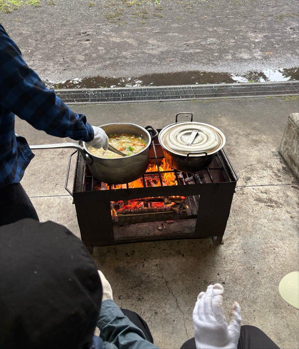 adachi_junior's tweet photo. 16:00頃〜
みんなで夕食作りです🍴

先程の雨で薪が湿気ってしまい、なかなか火がつかずに苦戦中💦

美味しいご飯を食べるために頑張ります‼️ https://t.co/G4ZHowTDKM