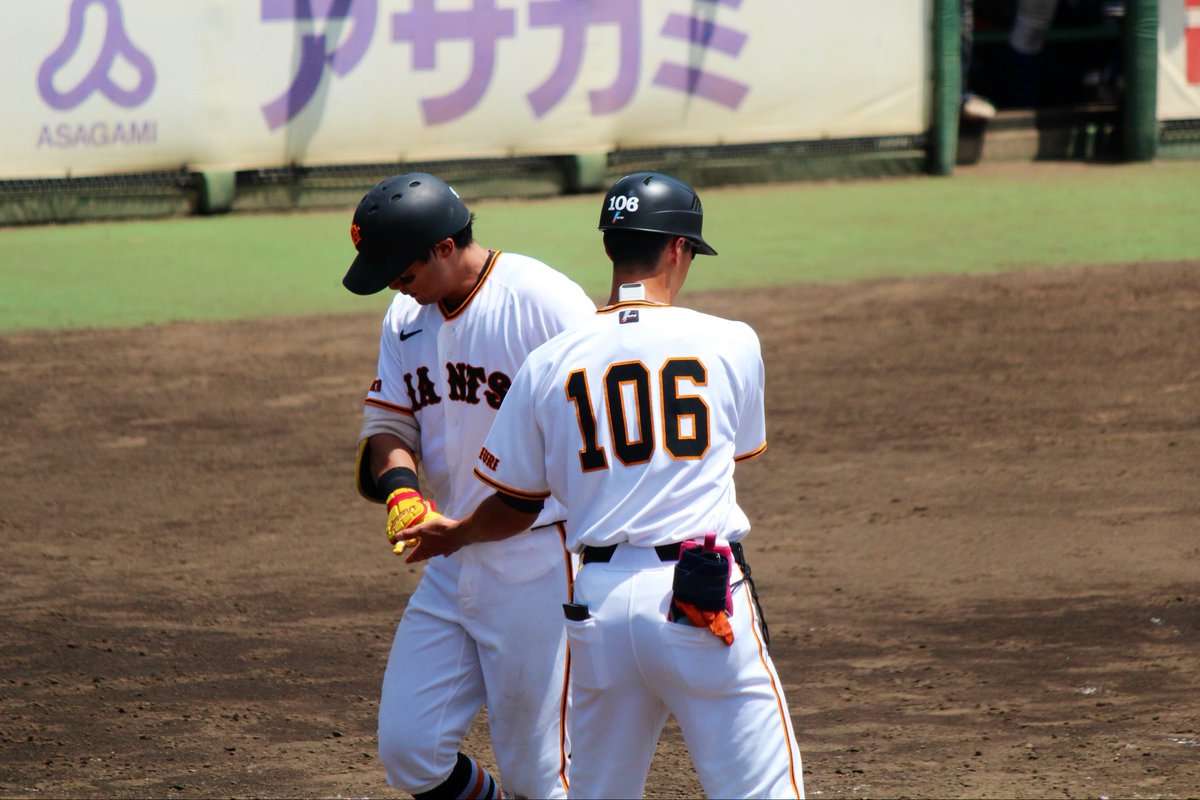 shizux22's tweet photo. 2026.08.09 vs創価大学
三塚くんのホームラン後の若林コーチとのハイタッチ✨
ナイスホームラン���！
 #三塚琉生  #巨人  #giants https://t.co/UwLc4nTM8A