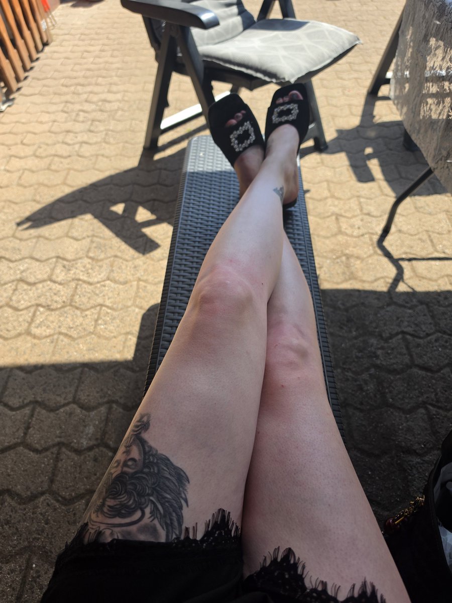 HerrinKari488's tweet photo. Was fehlt? RICHTIG, Köter unter meinen Füßen! #findom #Goddess #herrin https://t.co/9qevaVug6a