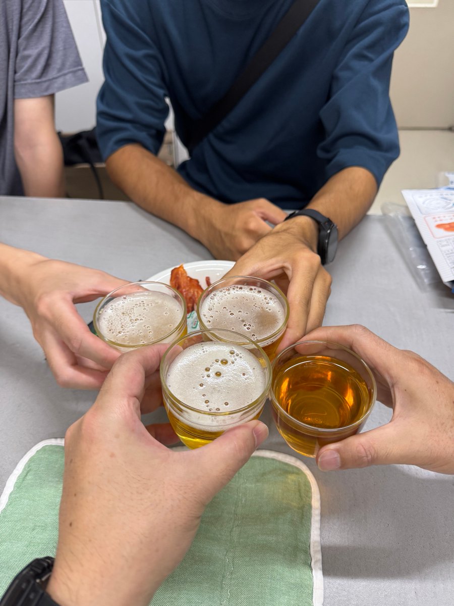suzukit_lab's tweet photo. ラボOBのタラ＆ツナ来室。チンギスとやらをかます🍻 https://t.co/r5gQ0yVaVy