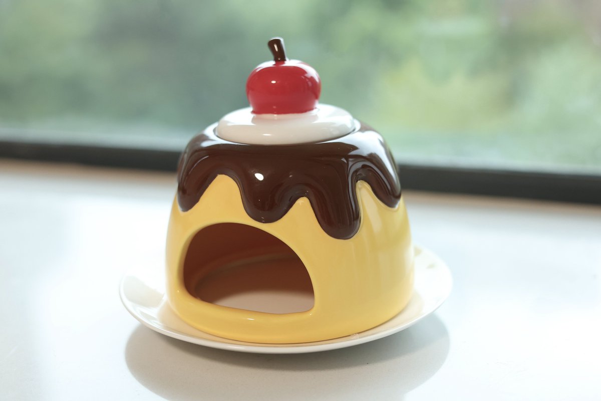 JOMIZOO_PET's tweet photo. 🍮プリン陶器ハウス、完成しました✨

ゴールデンにもドワーフにも使いやすいサイズ感🐹
底皿は取り外して洗えて、お手入れも簡単。
上の小さなフタから、中の様子をそっと覗けます👀

陶器なので夏はひんやり、冬はぬくもりをキープ。
冬季は保温用マット付きで販売予定です
#JOMIZOO #ハムスター https://t.co/ooVCRGXTI9