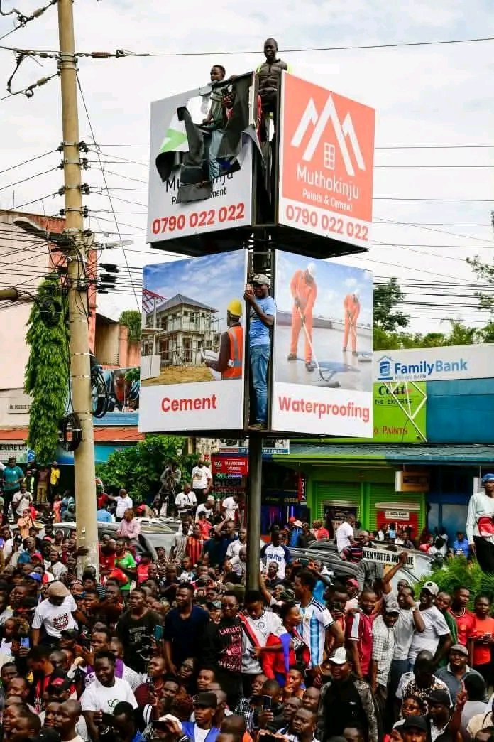 Auncleedduh's tweet photo. @edwinsifuna The love of people 
They could stand on anything just to show support https://t.co/YrEr2sWoff