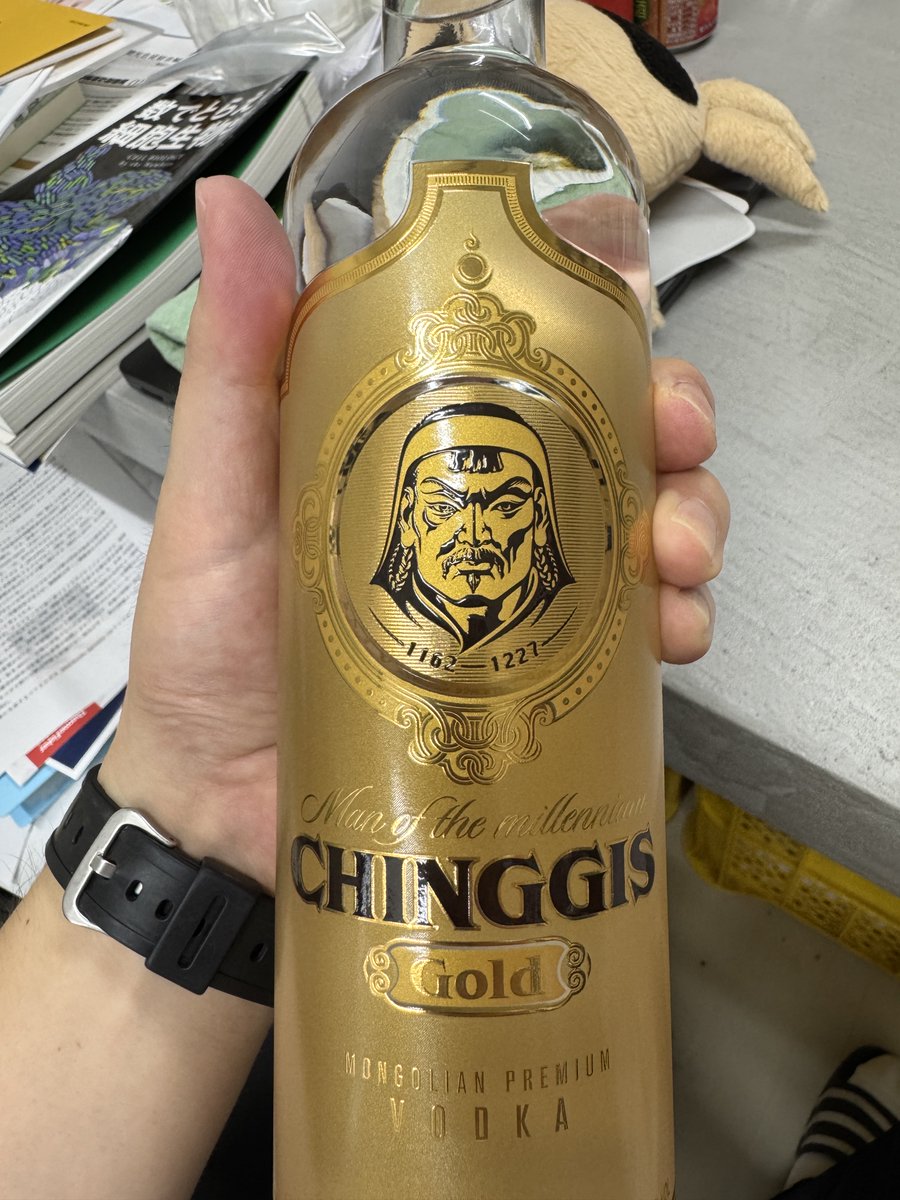 suzukit_lab's tweet photo. ラボOBのタラ＆ツナ来室。チンギスとやらをかます🍻 https://t.co/r5gQ0yVaVy