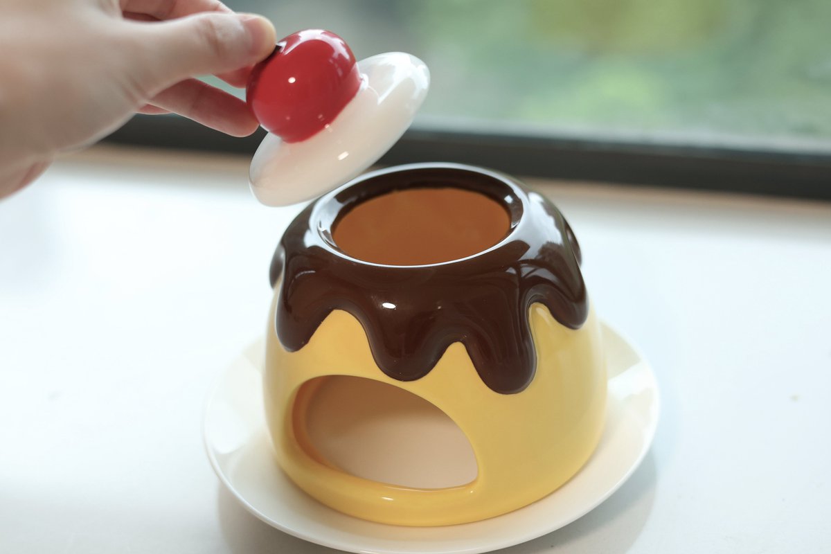 JOMIZOO_PET's tweet photo. 🍮プリン陶器ハウス、完成しました✨

ゴールデンにもドワーフにも使いやすいサイズ感🐹
底皿は取り外して洗えて、お手入れも簡単。
上の小さなフタから、中の様子をそっと覗けます👀

陶器なので夏はひんやり、冬はぬくもりをキープ。
冬季は保温用マット付きで販売予定です
#JOMIZOO #ハムスター https://t.co/ooVCRGXTI9