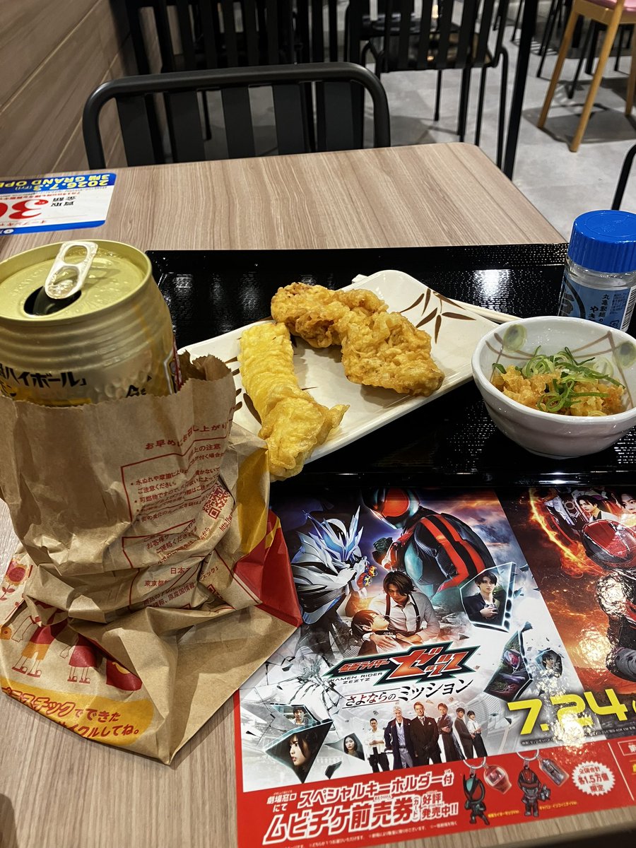 kuma_wwriter's tweet photo. フードコート飲み https://t.co/orrsCNzLgv