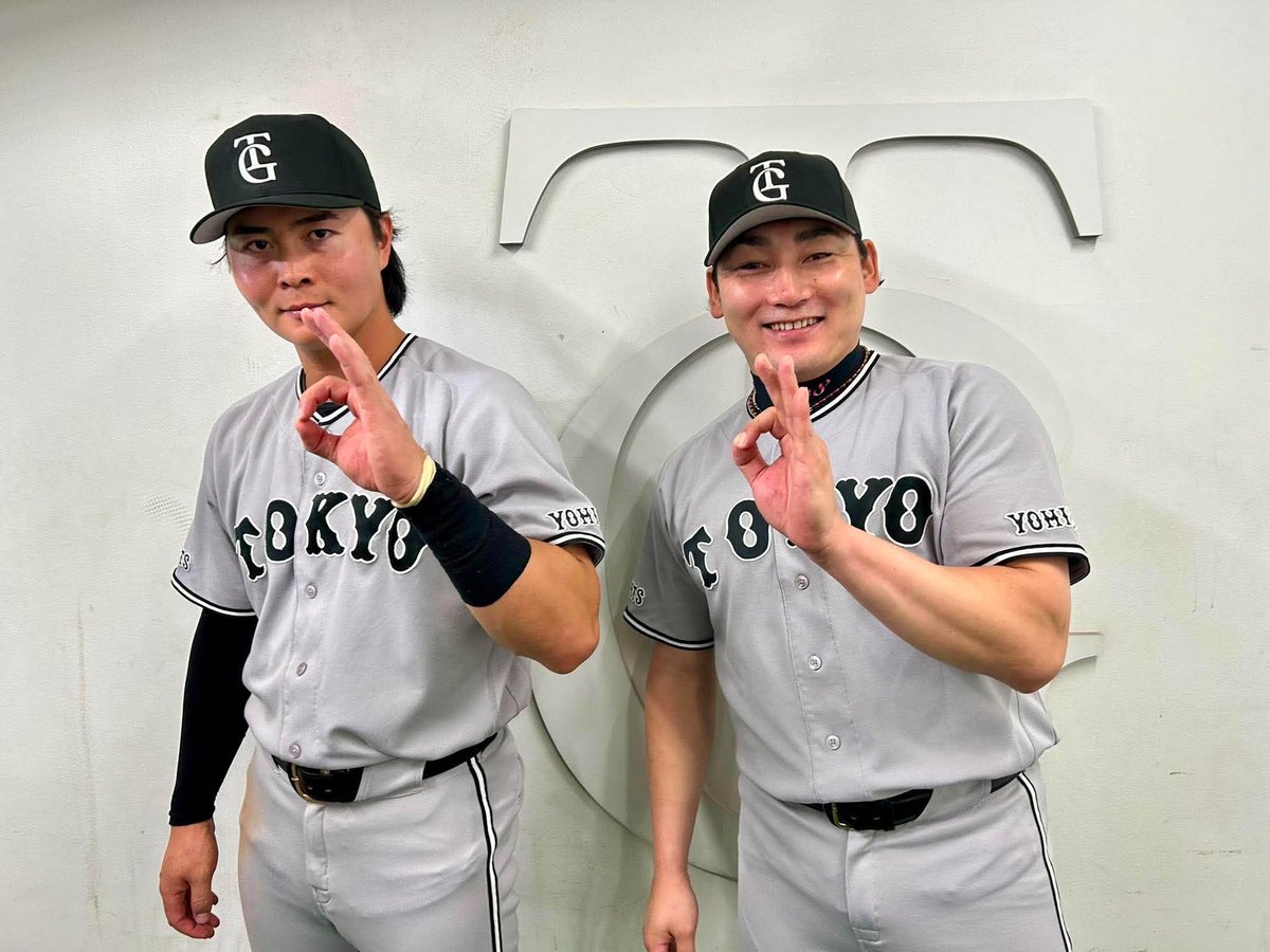 TokyoGiants's tweet photo. 【一軍】巨人 7‐3 ヤクルト

本日のヒーロー✨

「ダディ」の”D”をなぜか小文字で表現する #岡田悠希、#丸佳浩 両選手🤣

HERO IS HERE! https://t.co/HcazoEO9qm