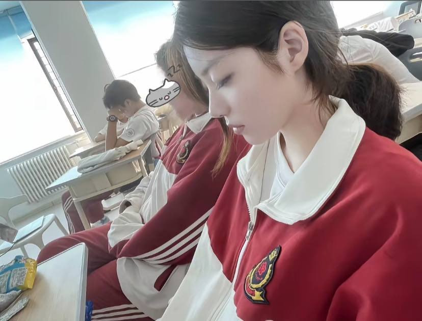 Royaayaa's tweet photo. 新人刚玩x，我看书你们看福

高考结束彻底放飞
丝699

谁要锐评我准女大19岁的福🤪 https://t.co/D3vxhmnsxv