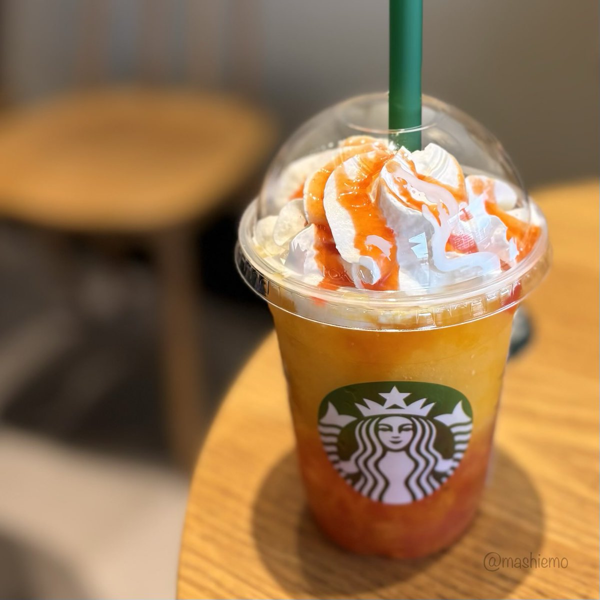 utau_mashiemo's tweet photo. 夏にさっぱり🌴
ぎゅぎゅっとオレンジ＆マンゴーフラペチーノ🍊オレンジ主役マンゴー脇役といった感じで爽やか😋果肉のつぶつぶ感に、ゼリーのぷるっとした食感も◎ホイップにかかったビビッドカラーのソースは蜂蜜のような味わい🍯暑い夏のひと休みにおすすめ✨
#スタバ #スターバックス #カフェ巡り https://t.co/WA9UvCUqAK