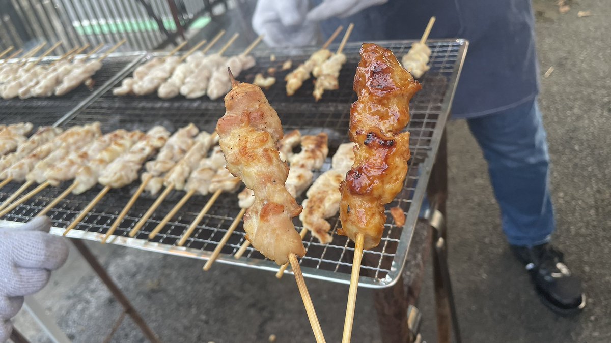 terayama_town's tweet photo. 昨日好評だった塩味、今日もやるそうです！
タレと塩。どちらも美味しいですよー

#寺山町 #盆踊り #焼き鳥　#やきとり https://t.co/6dJ4x4ja3l