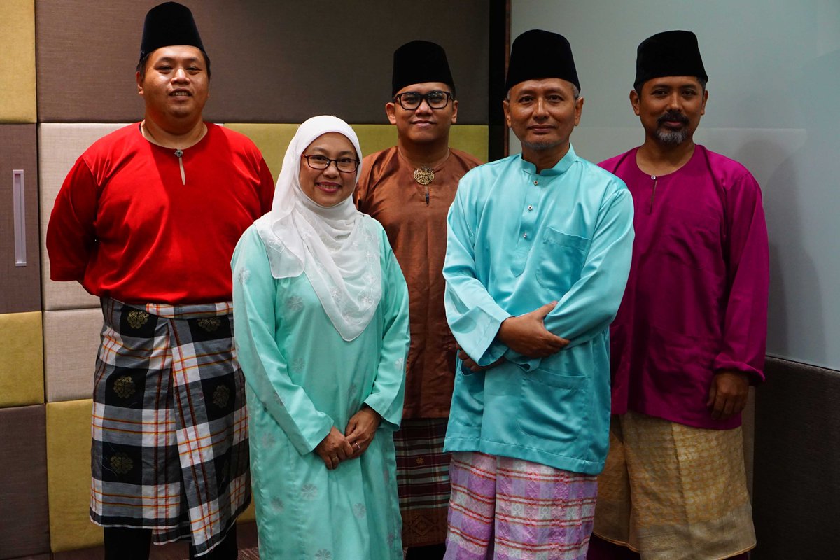 MeeRebus11's tweet photo. Melayu adalah penduduk asal dan juga etnik/bangsa kedua terbesar di Singapura. Majoriti Melayu Singapura adalah berketurunan Orang Laut dan Melayu asal tetapi sebahagian besar juga berketurunan Jawa, Boyan, Bugis dsb. Secara budaya dan bahasa sama dgn Johor, Siak dan Kep. Riau. https://t.co/oDKsSC9A8C