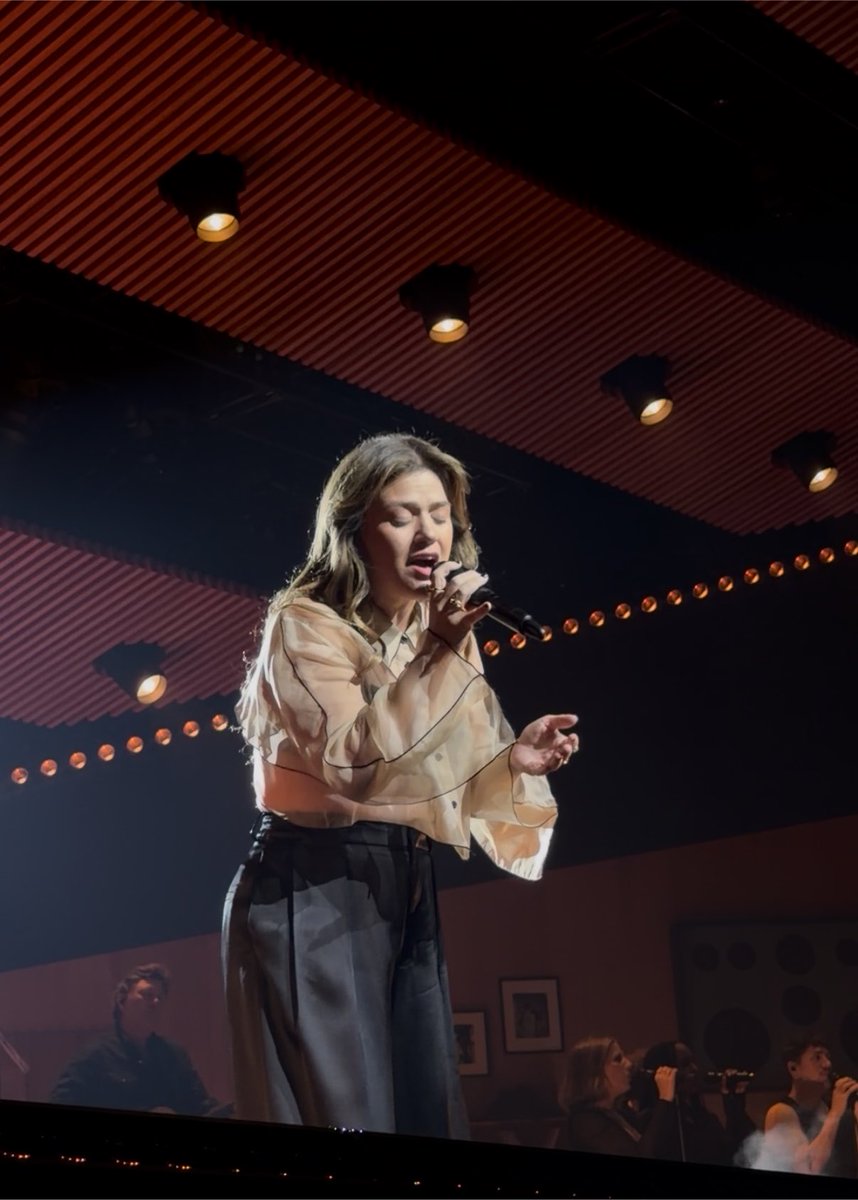 aeekelly's tweet photo. Ver a Kelly Clarkson de pertinho 2 dias seguidos e ainda não acreditar que isso foi real https://t.co/1pjxlp3wA7
