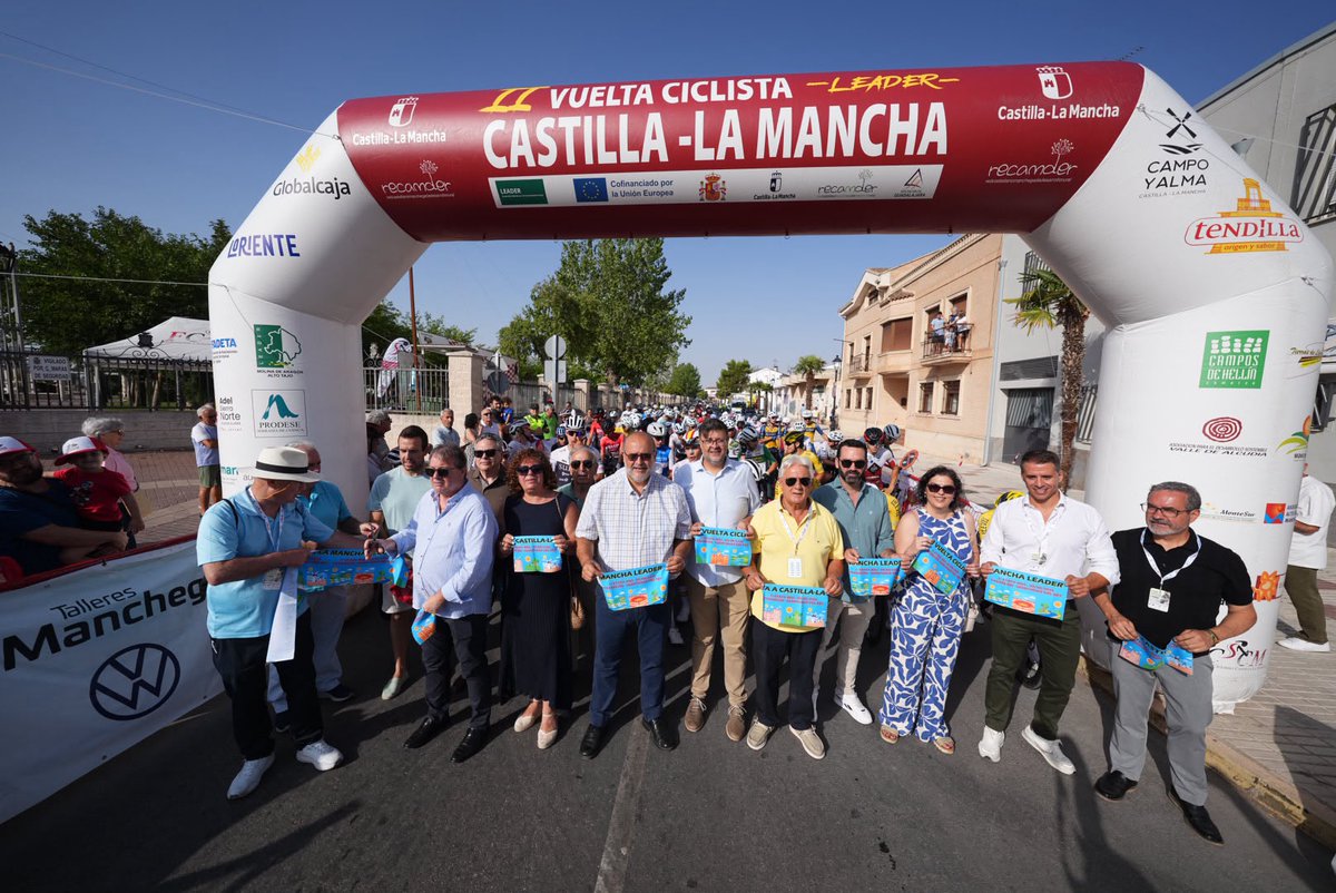 RECAMDER's tweet photo. ‼️Arranca la 1ª etapa masculina de la Vuelta Ciclista Castilla-La Mancha LEADER‼️
🚴‍♂️El recinto ferial de #Tarancón ha acogido la salida de esta etapa que finalizará en la Plaza Mayor de #QuintanarDelRey y discurrirá por 26 poblaciones de las comarcas de #ADESIMAN y #ADIMAN. (+) https://t.co/e0rWiXHlUM
