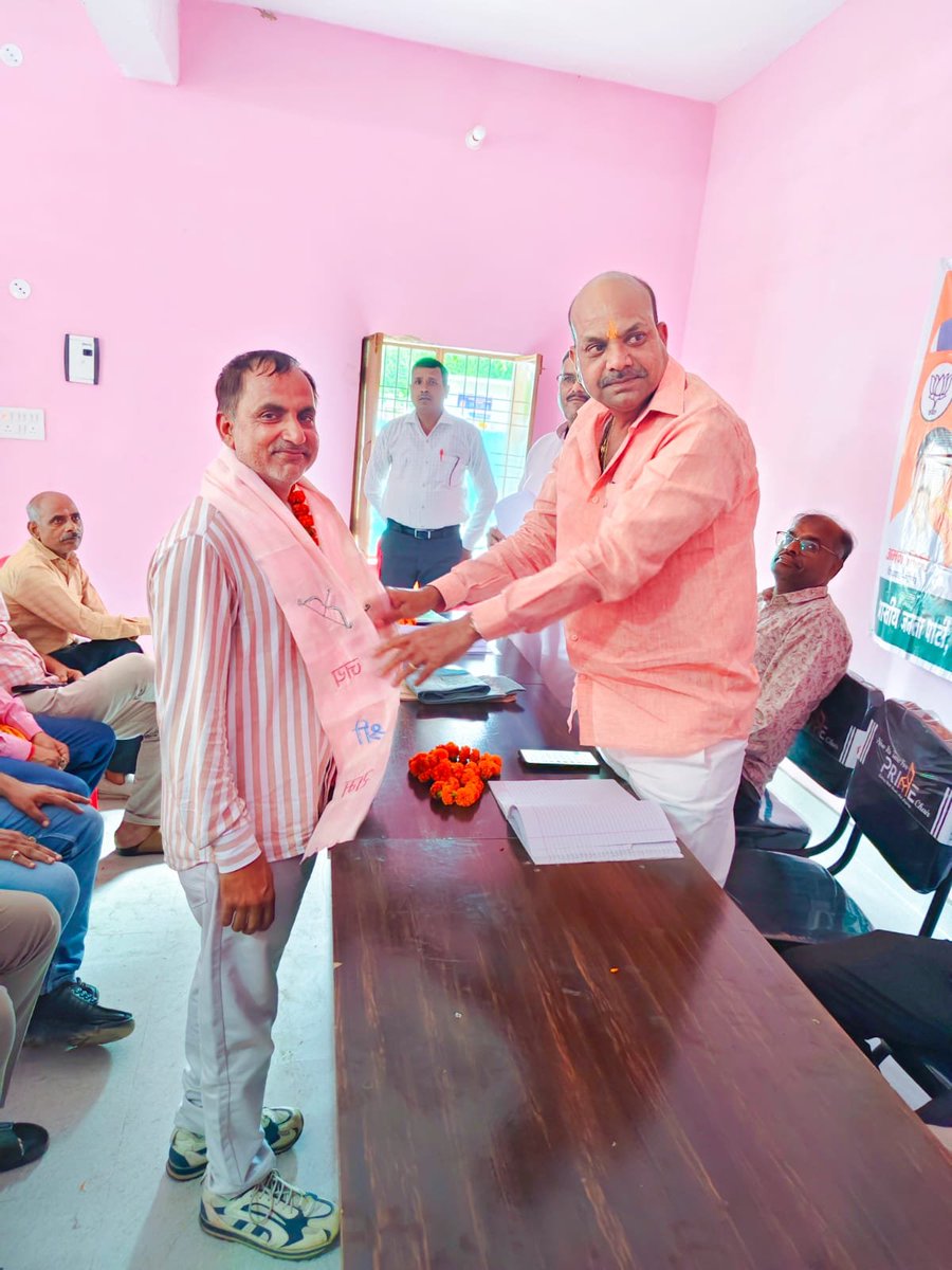 yug9889's tweet photo. Nagarpalika adhyaksh Gola  dwara samman karte huye https://t.co/WI2GLGQrvF
