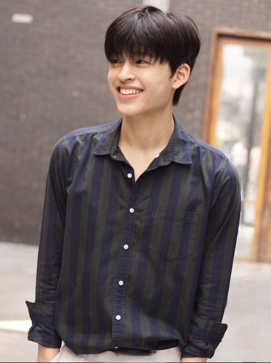 Shikptrch's tweet photo. ภูวินทร์ตอนอายุ 17 ตาแหลมมาก รู้ได้ไงว่า 6 ปีผ่านไป ปอนด์จะหล่อ หุ่นดี เต้นเก่ง แร็พเก่ง ดูแลภูวินทร์เก่งขนาดนี้ ปอนด์ตอนนั้นก็น่ารักบ้อกแบ้กเหมือนกันนะ #ppnaravit https://t.co/WUk6Lhlccn