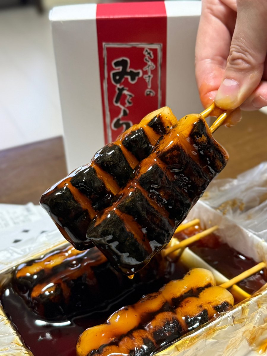 crew_value1's tweet photo. 大阪で「みたらし団子」と言えば
やっぱりここ【喜八洲総本舗】
目の前で円筒状の団子を強火で焼き上げ
特製ダレにたっぷりくぐらせる
焼き加減は「少なめ・普通・多め・コゲコゲ」の4種で今回は「コゲコゲ」 https://t.co/cyKVDGo6kI