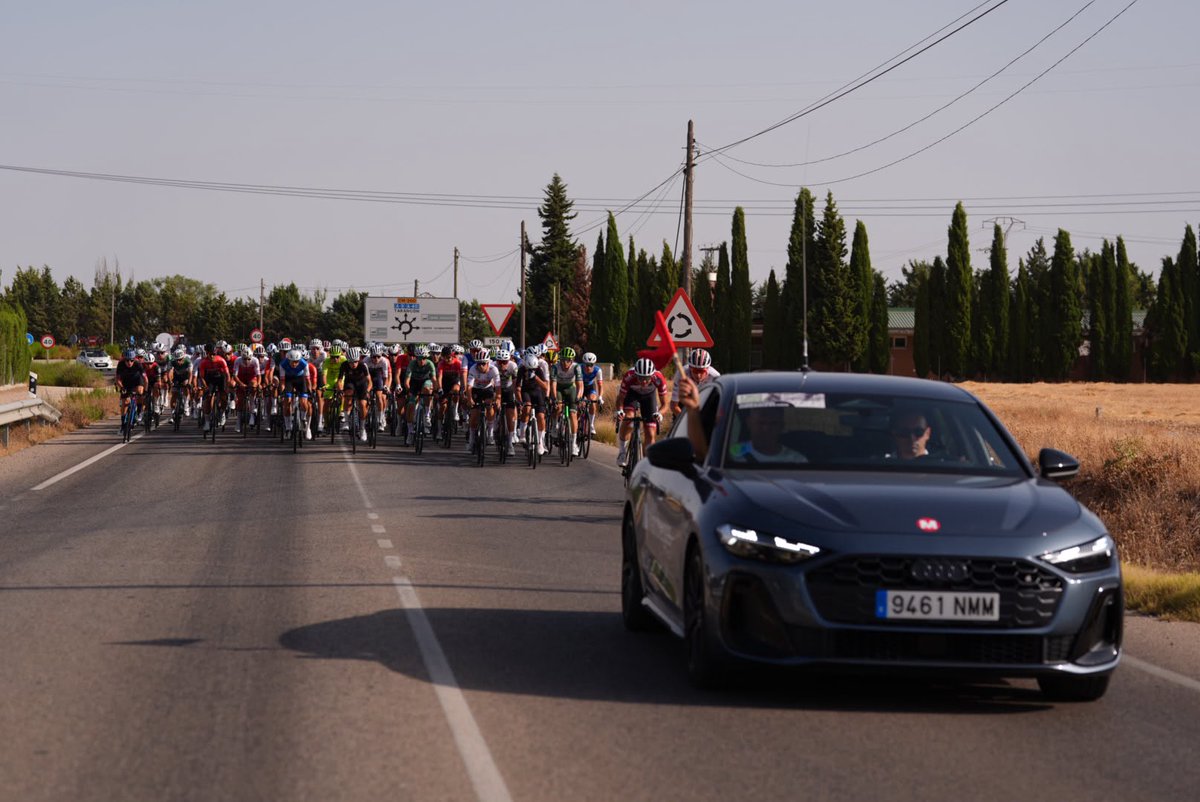 RECAMDER's tweet photo. ‼️Arranca la 1ª etapa masculina de la Vuelta Ciclista Castilla-La Mancha LEADER‼️
🚴‍♂️El recinto ferial de #Tarancón ha acogido la salida de esta etapa que finalizará en la Plaza Mayor de #QuintanarDelRey y discurrirá por 26 poblaciones de las comarcas de #ADESIMAN y #ADIMAN. (+) https://t.co/e0rWiXHlUM