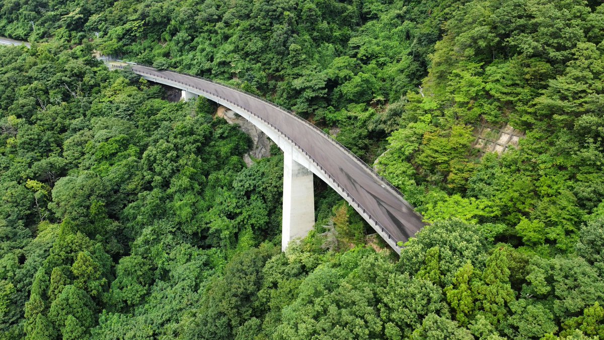 road0724day's tweet photo. 県道の2車線区間が突然ぷっつり。その先には未開通のまま放置された立派な橋が……。
#未成道 https://t.co/98UEzJYqKE