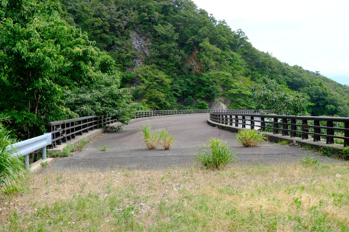 road0724day's tweet photo. 県道の2車線区間が突然ぷっつり。その先には未開通のまま放置された立派な橋が……。
#未成道 https://t.co/98UEzJYqKE