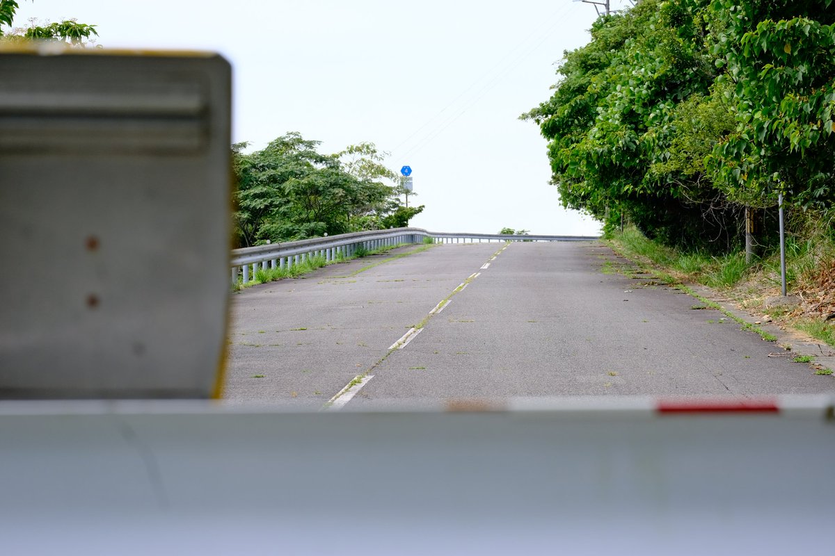 road0724day's tweet photo. 県道の2車線区間が突然ぷっつり。その先には未開通のまま放置された立派な橋が……。
#未成道 https://t.co/98UEzJYqKE