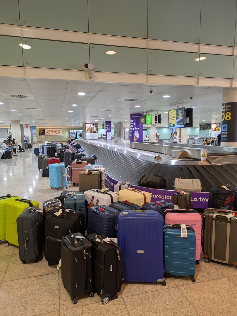 PedroMJLM's tweet photo. Ayer por la noche habían muchas maletas en el Prat. Espero que sus propietarios las puedan recuperar y que la huelga no les haya jodido las vacaciones a gente inocente… https://t.co/s8jyfyISRM