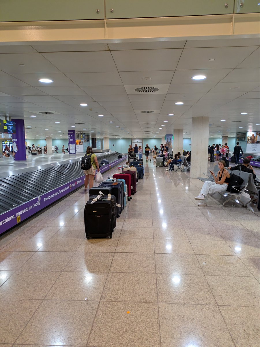 PedroMJLM's tweet photo. Ayer por la noche habían muchas maletas en el Prat. Espero que sus propietarios las puedan recuperar y que la huelga no les haya jodido las vacaciones a gente inocente… https://t.co/s8jyfyISRM