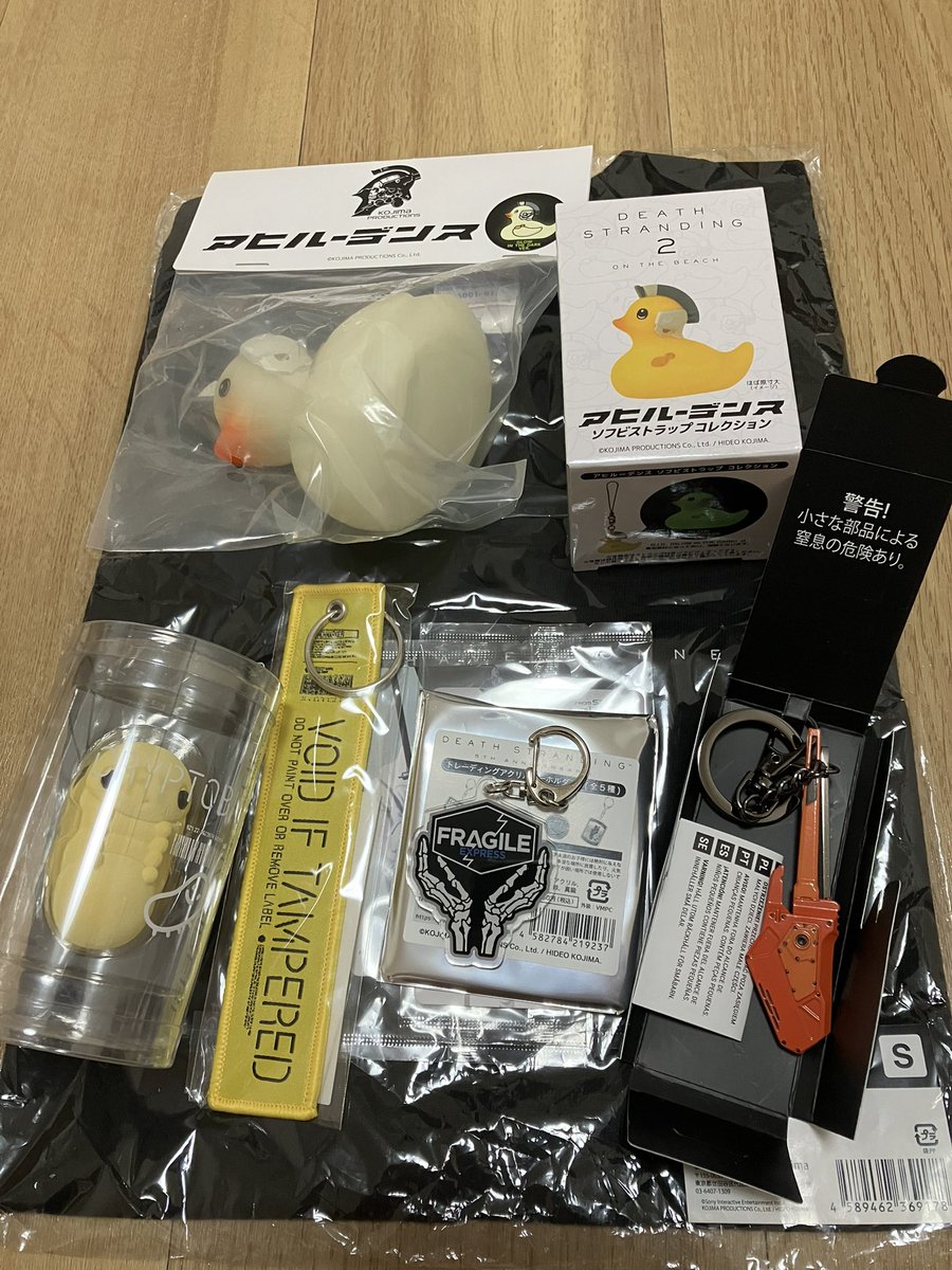 side_MakI's tweet photo. ヒッグスのギター🎸以外大体1万円はこのくらいアイテムゲットできる❗️
くじ引きはずれなしに背中を押されて買ってしまった🐥可愛い💛後悔はない❗️

#StrandStore
#DEATHSTRANDING https://t.co/vP7XzvkSyx