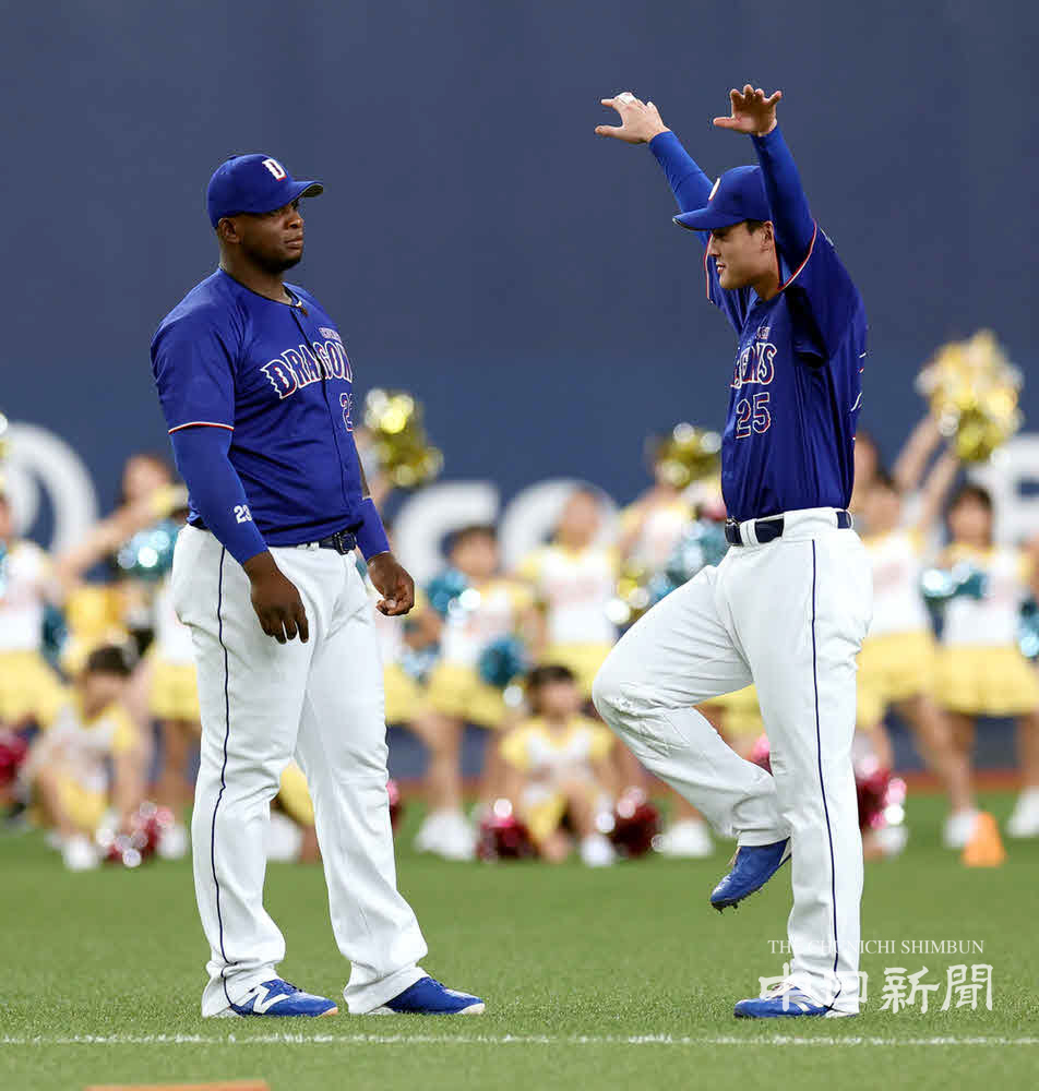 chunichiphoto's tweet photo. 【ドラゴンズ】サノー選手と話す石川選手 #中日新聞 #中日スポーツ https://t.co/oWA4dIX8mQ