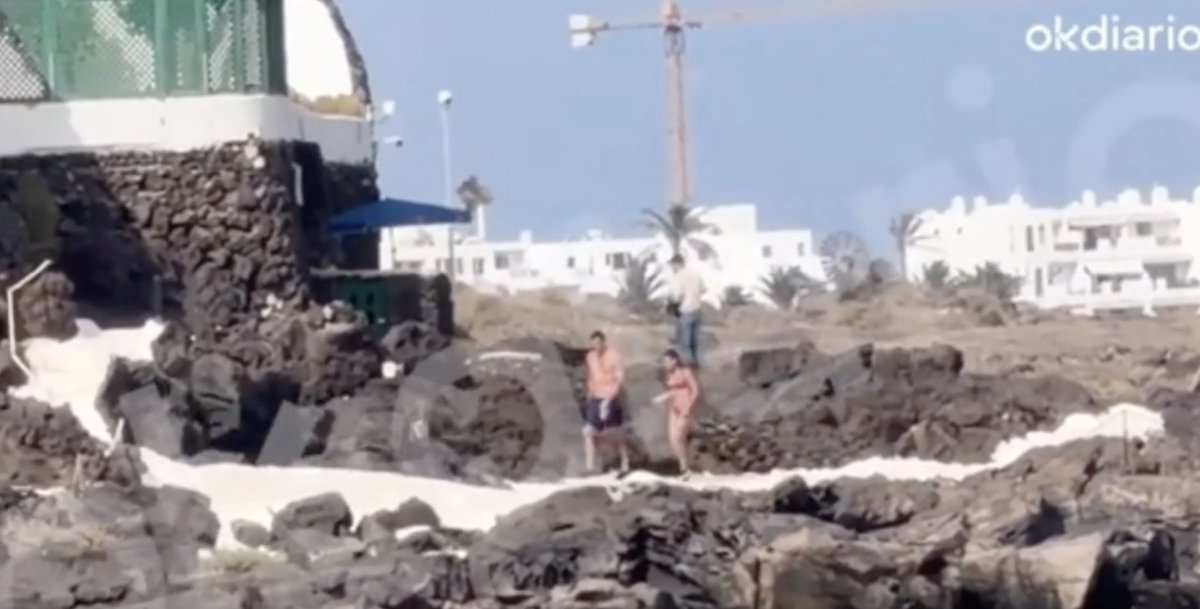 crpandemonium's tweet photo. A ver si encontráis las 10.000 diferencias entre la playa de los ciudadanos ceutíes y las playas de las vacaciones de los señores marqueses del Gobierno. https://t.co/cFam99CkcI