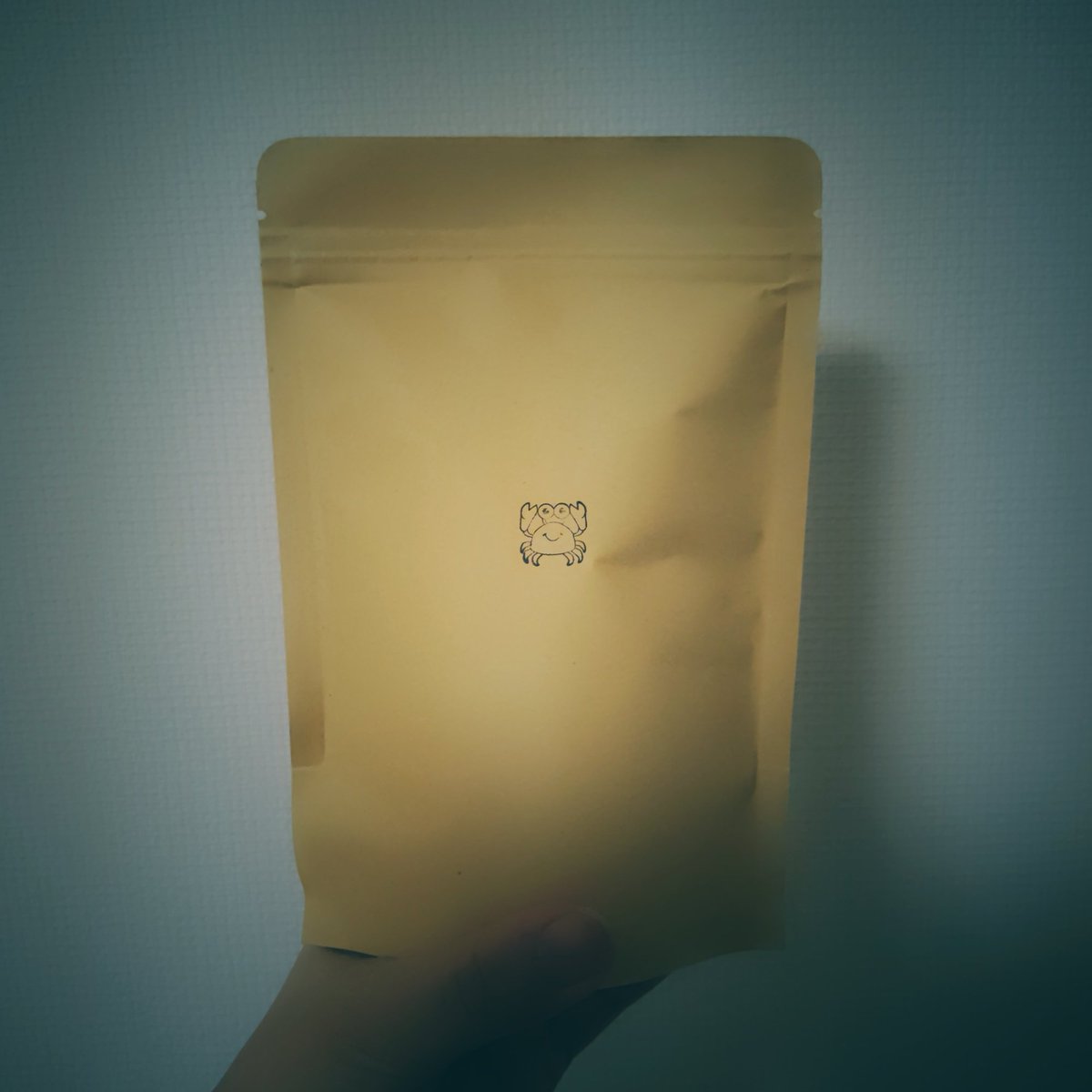 yoimagical's tweet photo. 不眠荘に行ったとき必ず豆も買って帰るのだけど密かに楽しみにしている袋のスタンプが初めて🦀だった
スタンプの種類いくつあるんだろう☕ https://t.co/DOUePWuqiH