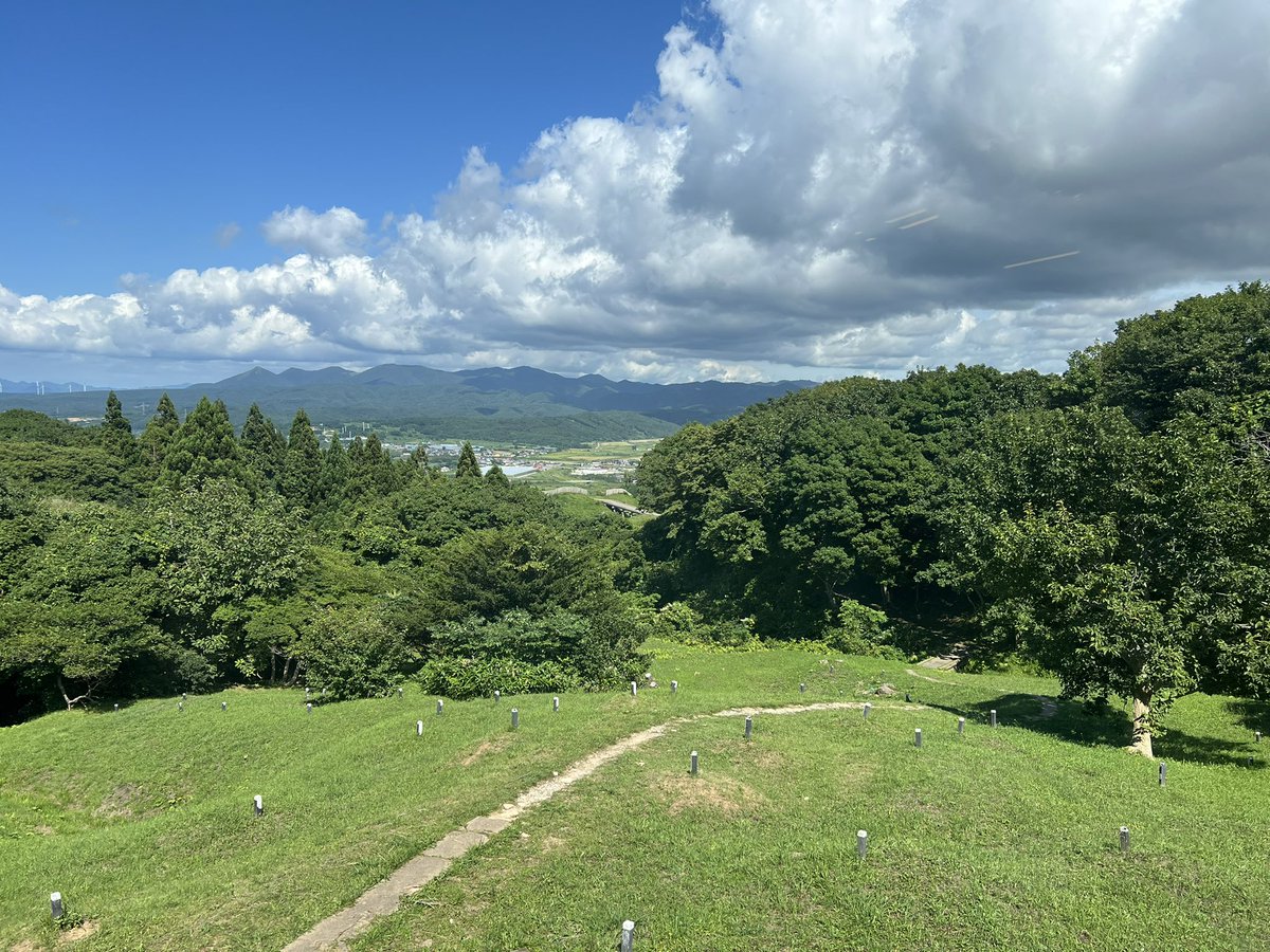 emineconico's tweet photo. 今日は洞爺湖から勝山館跡を見に上ノ国までドライブ🚗³₃
なかなか見応えがあり、時間があれば散策したかったなぁ
その後、道の駅ななえでアップルパイ🍎🥧
最後にレンタカー返却して、今は新幹線🚄
あぁ〜
帰りたくないなぁ
でもにゃ〜達が待ってるし、また来年に向けて頑張る
ラストにカツゲン💕 https://t.co/SAbLo7GsSi