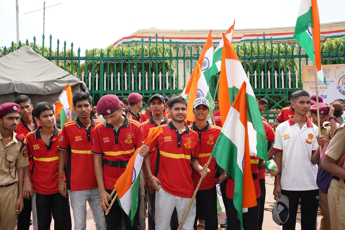 jayant__Desai's tweet photo. Tiranga Yatra ka har frame Bharat ke prati collective respect ko represent karta nazar aaya.
    Lucknow ne aaj unity ka memorable chapter likha. 🇮🇳 #UPKiTirangaYatra https://t.co/EQdTeDkpga