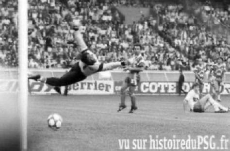 MaillotsPSG's tweet photo. 09/08/1985. Le #PSG poursuit son début de saison quasi parfait avec une 5ème victoire (et un nul) en 6 matchs en disposant de l'@OM_Officiel : 2️⃣-0️⃣
⚽️ @Fernandez_beIN, Jacques
🔗 https://t.co/m5lDFTn4Qn
🎦 https://t.co/61u4tbg393
#PSGOM https://t.co/w54UqDlflW