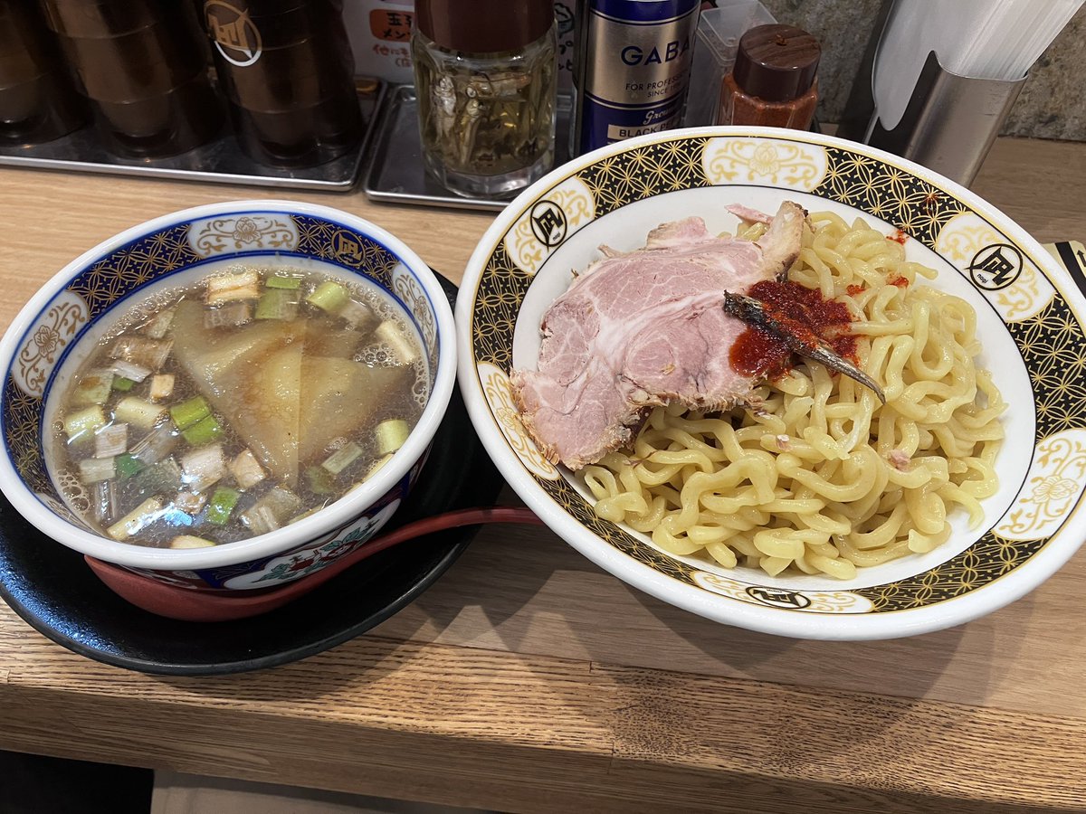 hevereque's tweet photo. 57杯目
すごい煮干しラーメン凪 多摩センター店
すごい煮干しつけ麺
新宿ゴールデン街にある店の支店
食べ終わってからも口と胃の中がしばらく煮干し
#ラーメン #つけ麺 #煮干し #凪 https://t.co/MQvhhjEyxB