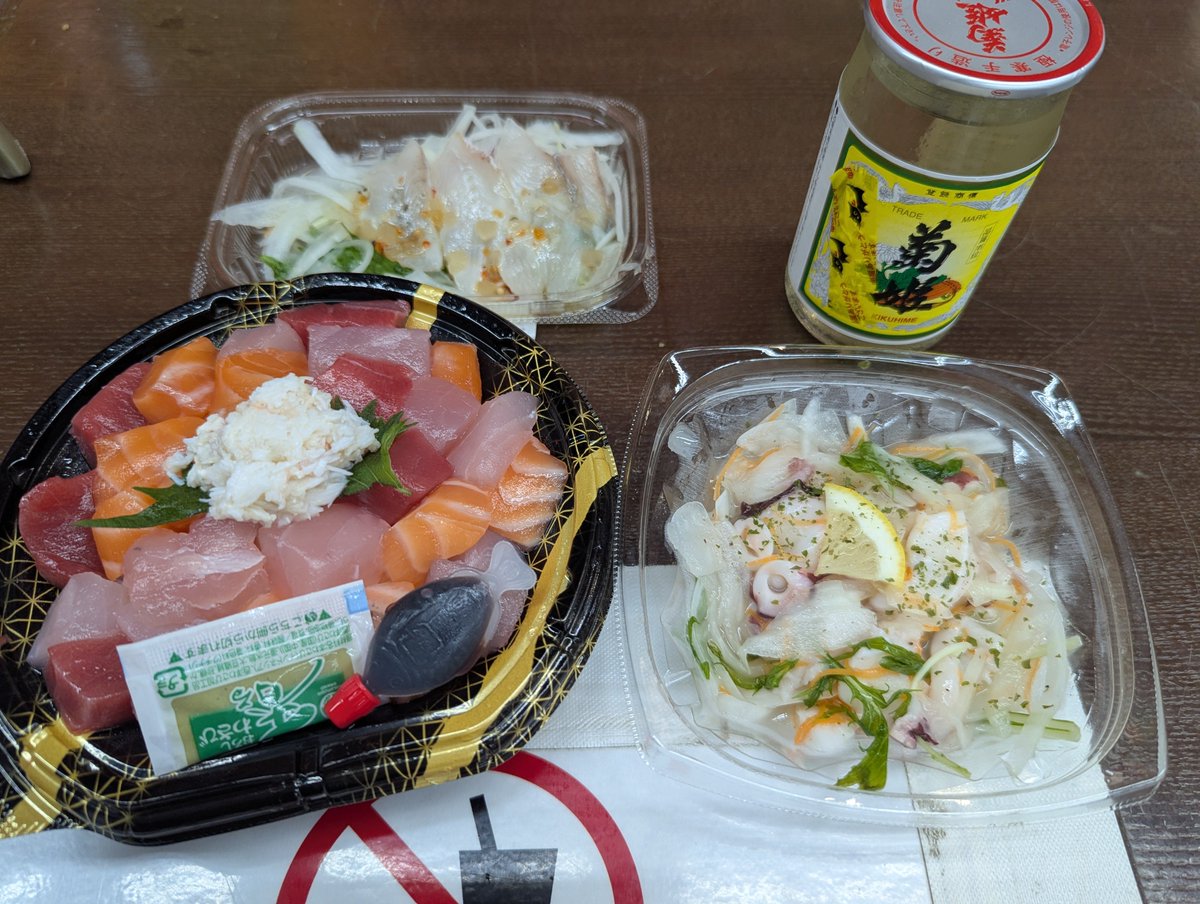 Bobuhiko24's tweet photo. 近江町市場前で呑み歩き。

呑んで
喰って
歩いて

カロリーを消費

喰って
呑んで
歩いて

カロリーを消費 https://t.co/xxiNFXX57J