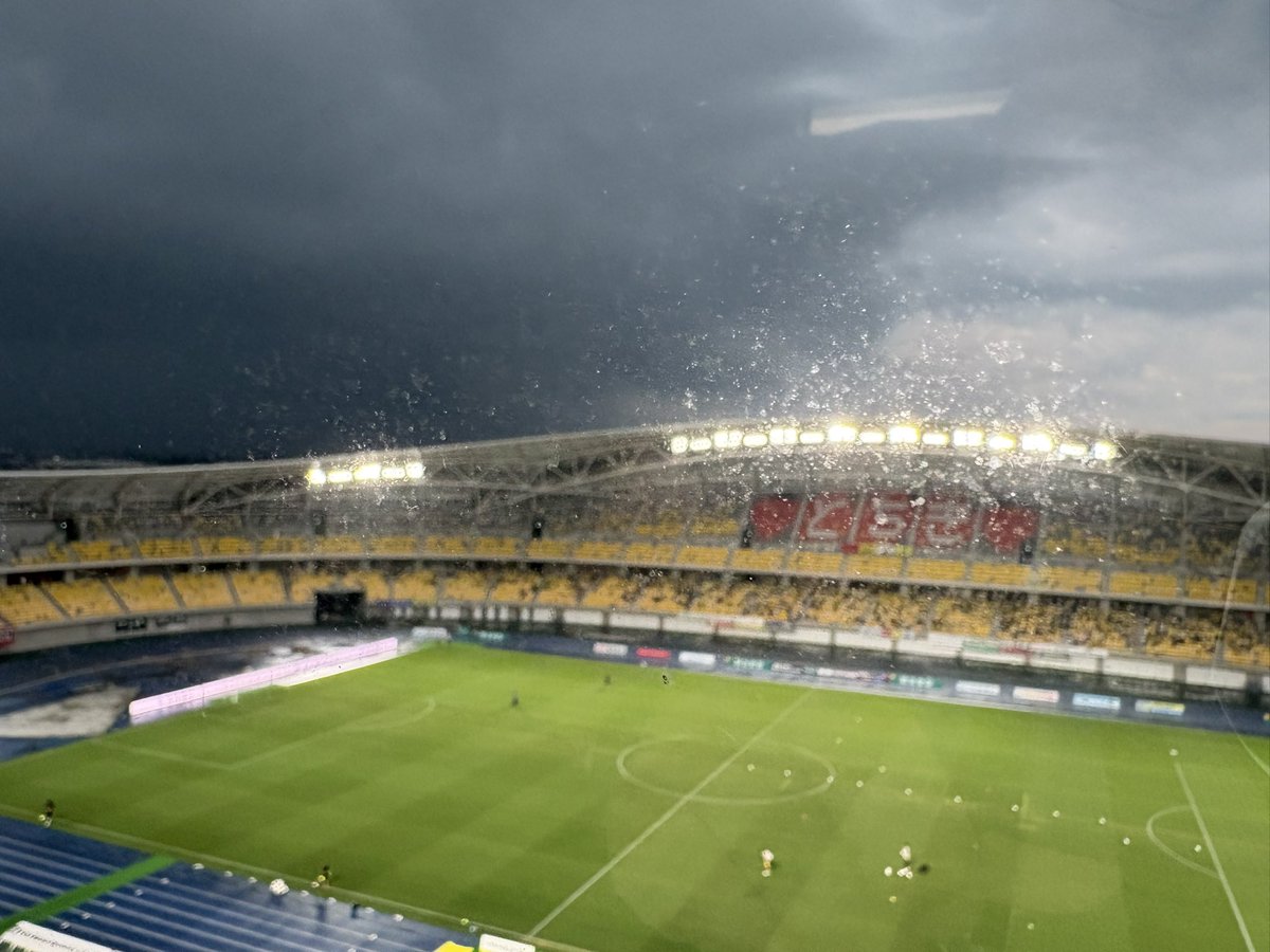 sugi40's tweet photo. 栃木SC開幕戦⚽️
19:00キックオフ
雨☔️と雷⚡️
あっち行け！
#栃木SC
#ツェーゲン金沢 https://t.co/nH82wdsqyO