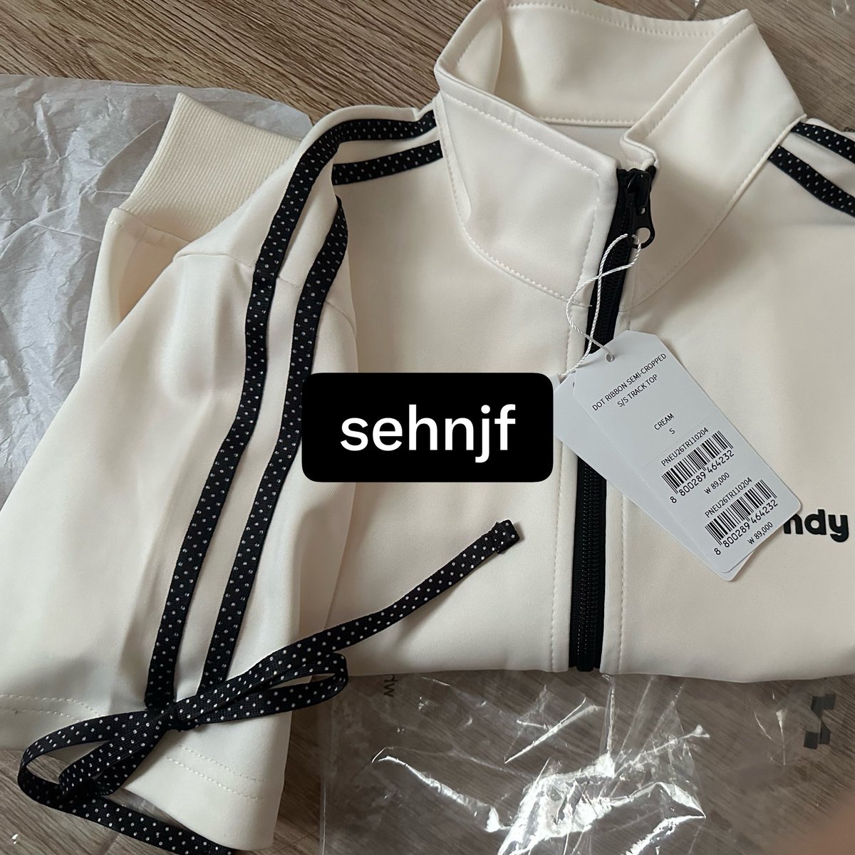 Seh_njf's tweet photo. พร้อมส่ง nerdy Dot ribbon semi-cropped short sleeve track ไซส์ s สีครีม มือ1 
แกะถ่ายรูปอย่างเดียวคับ
📍1000 รวมส่งems 
#nerdy #พรีเกาหลี #ส่งต่อเสื้อผ้า #เสื้อผ้ามือสองสภาพดี #พร้อมส่ง #ส่งต่อเสื้อ https://t.co/FhPDYjQ0Wl