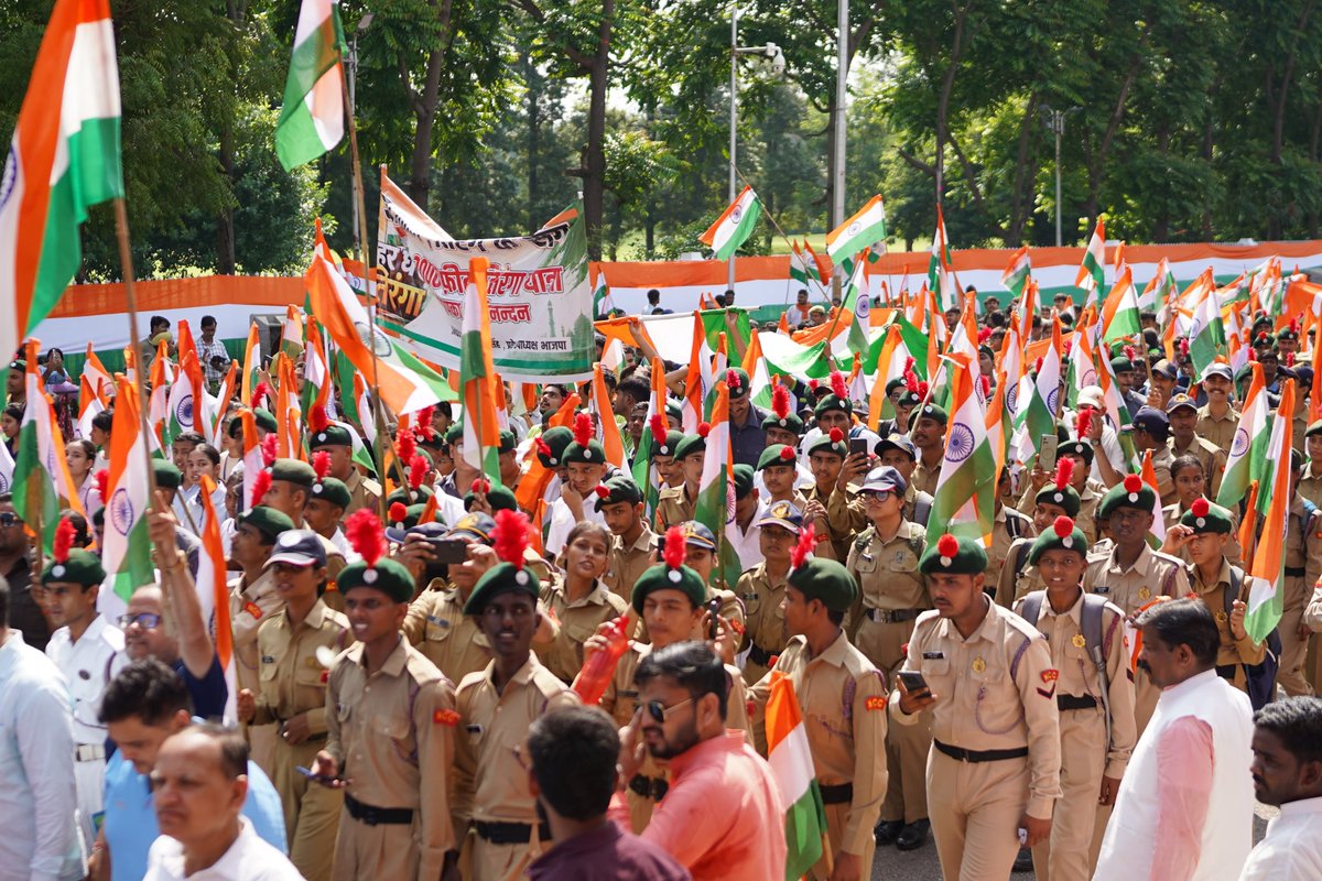 jayant__Desai's tweet photo. Tiranga Yatra ka har frame Bharat ke prati collective respect ko represent karta nazar aaya.
    Lucknow ne aaj unity ka memorable chapter likha. 🇮🇳 #UPKiTirangaYatra https://t.co/EQdTeDkpga