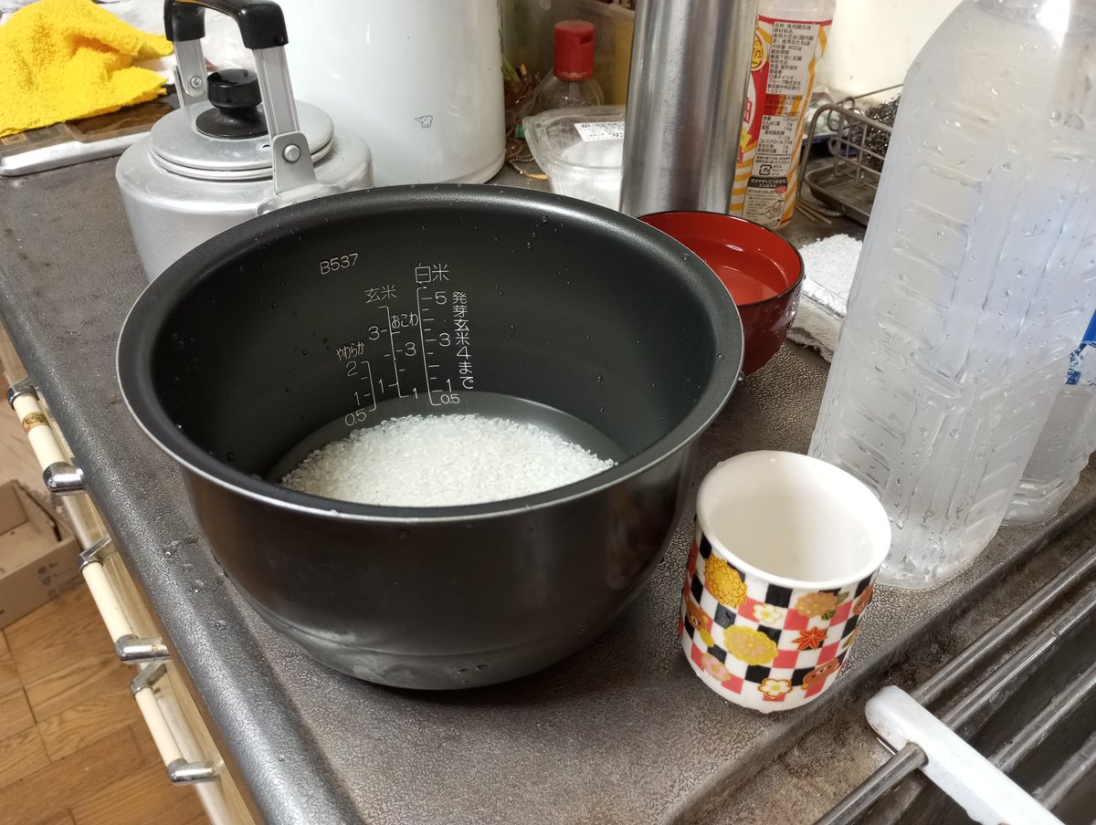 pigdog482's tweet photo. 翌朝用のご飯を準備する。お袋のやり方を真似て、小さな湯飲みで水の量を調節する。 https://t.co/rHySz2IYFT