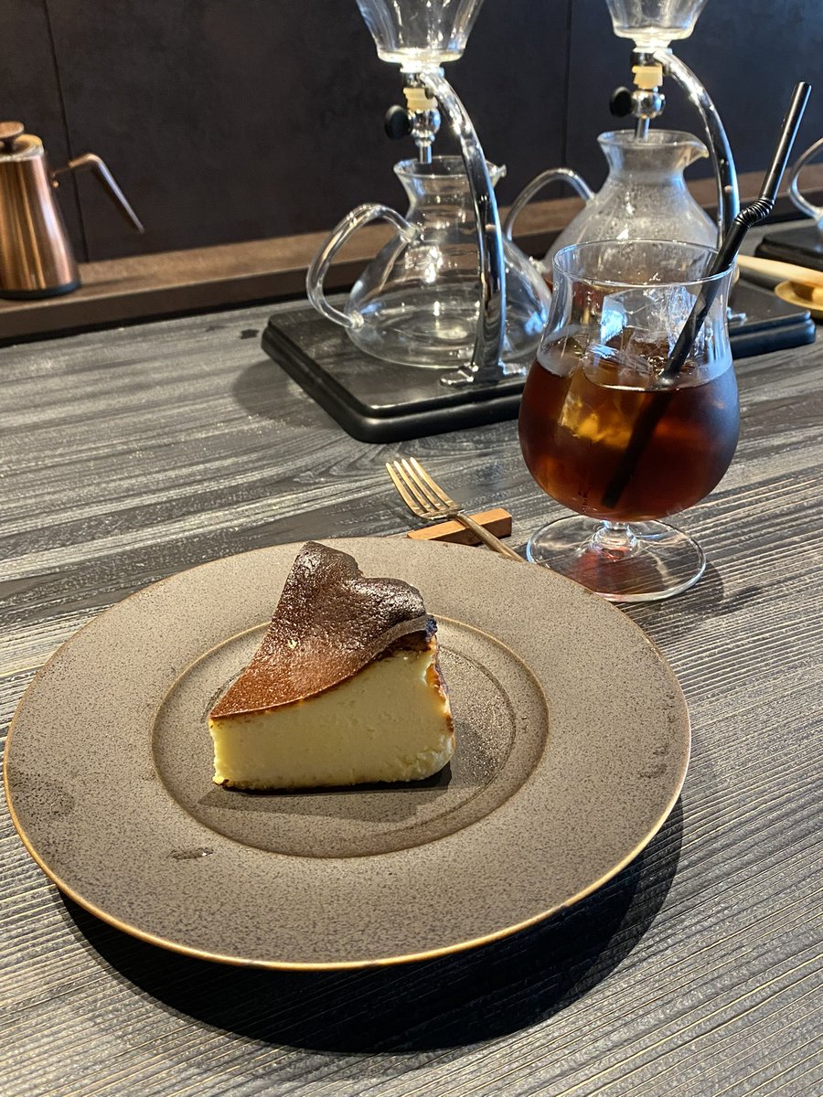 hiro_16vt's tweet photo. 表参道のalleeさんも個人的大好きなカフェ☕️
カウンターで頂く雰囲気も好きだし、チーズケーキがとっても美味しい...!! https://t.co/HBTqQ166KU